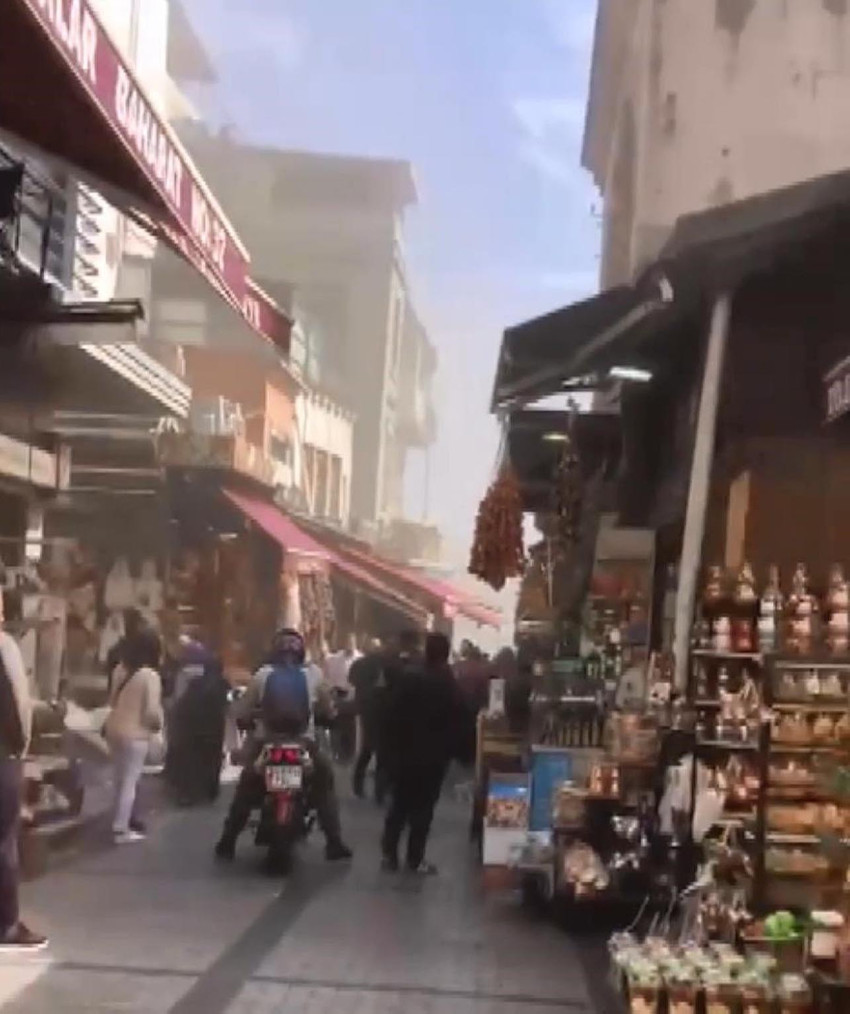 İstanbul Eminönü'ndeki tarihi Mısır Çarşısı'nda yangın çıktı. Olay yerine itfaiye ekibi sevk edildi.