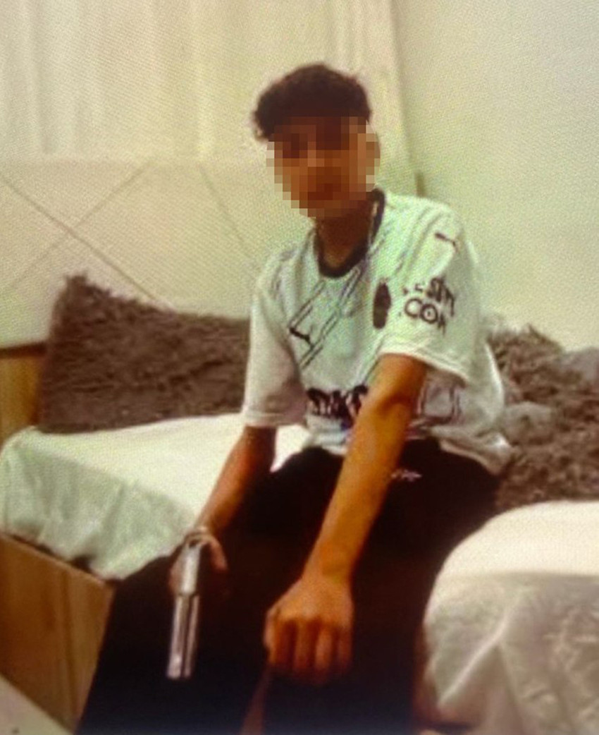 Bolu'da 15 yaşındaki Alperen'e yumruk atarak &ouml;l&uuml;m&uuml;ne sebep olan 2 sanığın yargılanmasına devam edilirken, 13 yaşındaki tutuklu sanığın cinayetten 1 saat &ouml;ncesinde sosyal medyadan yaptığı silahlı paylaşım ve Alperen'in ailesinin cep telefonlarına g&ouml;nderilen tehdit mesajları da ortaya &ccedil;ıktı.