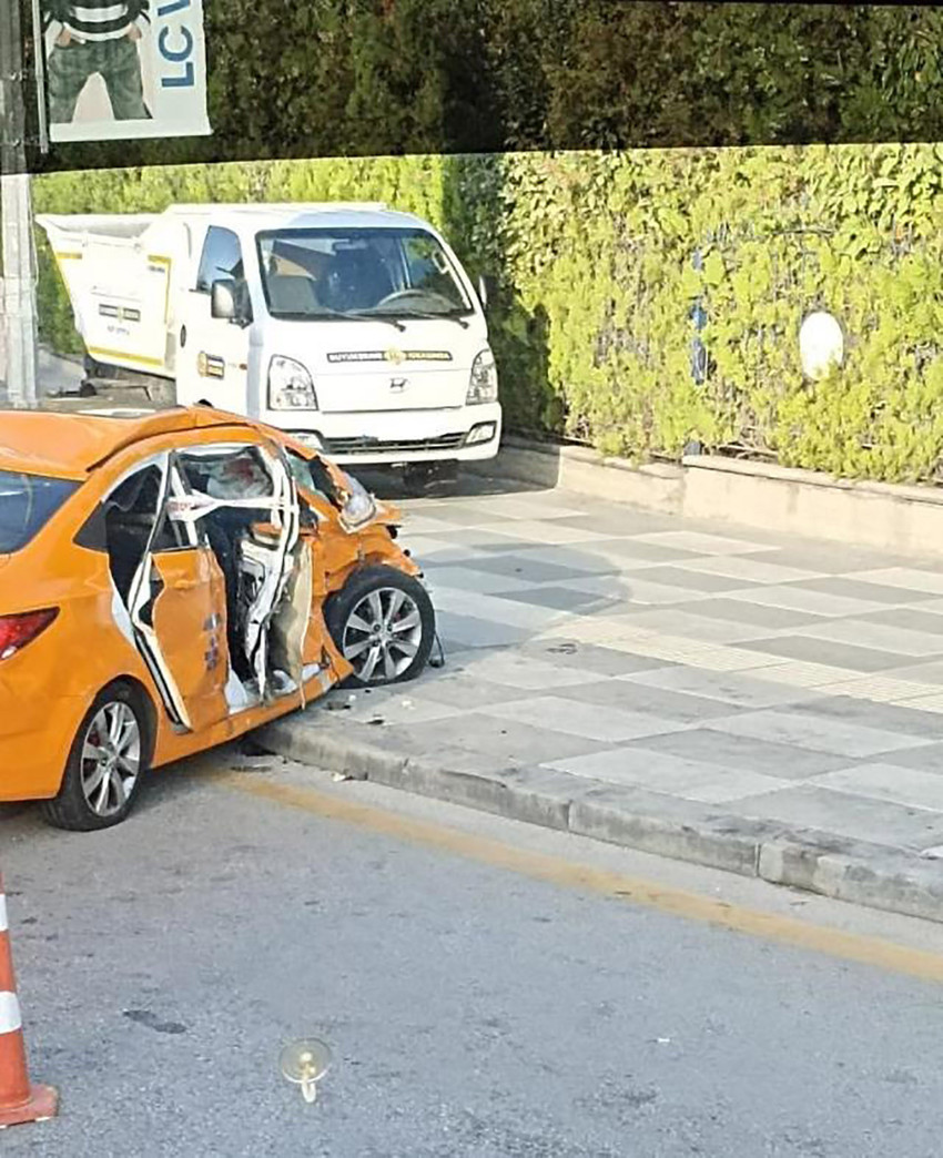 HDP'li vekilleri taşıyan minibüs kaza yaptı: Ölü ve yaralılar var - Resim : 1