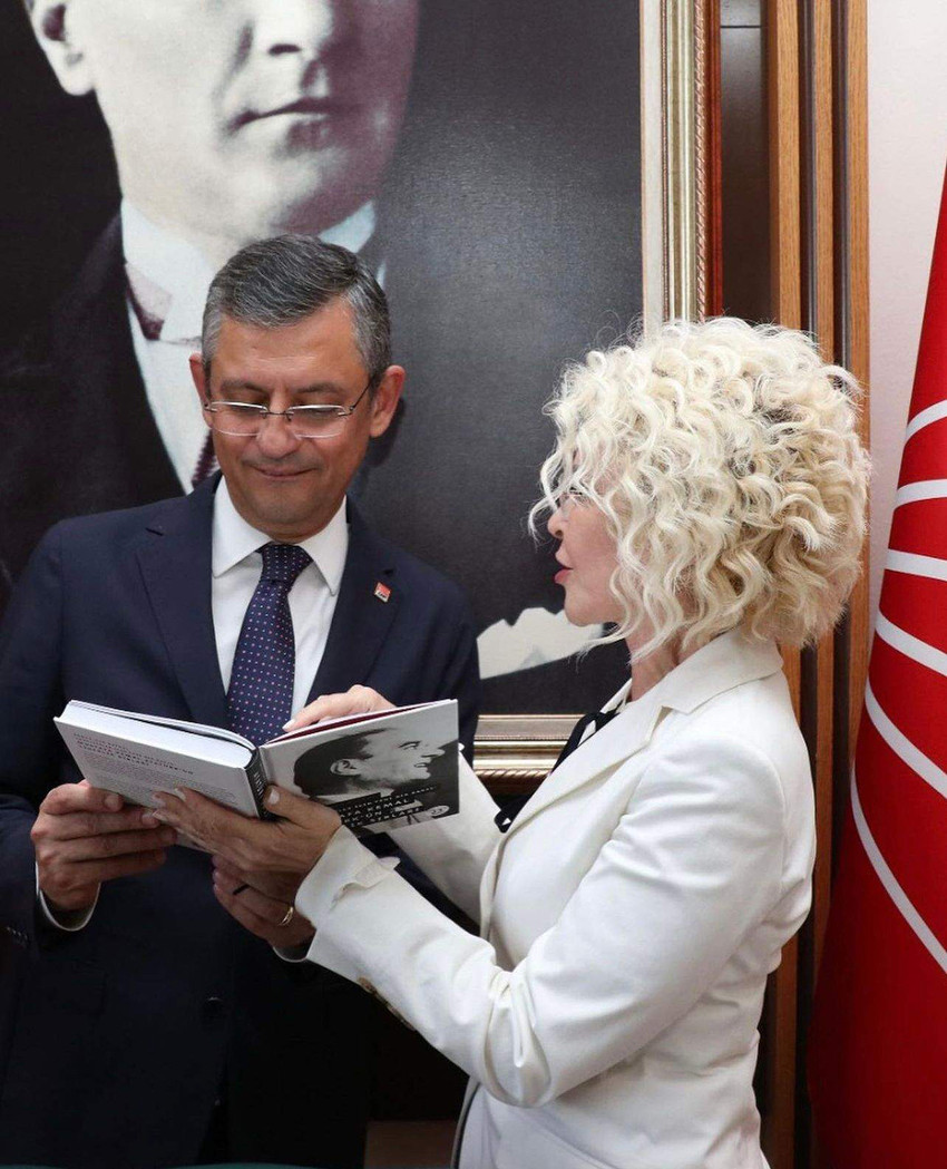 CHP’de günün haberi CHP’nin çiçeği burnunda Genel Başkanı Özgür Özel’den geldi. CHP lideri Özel, Kemal Kılıçdaroğlu’nun 37 yıllık çalışma arkadaşı Şükran Kütükçü’yle devam kararı aldı.