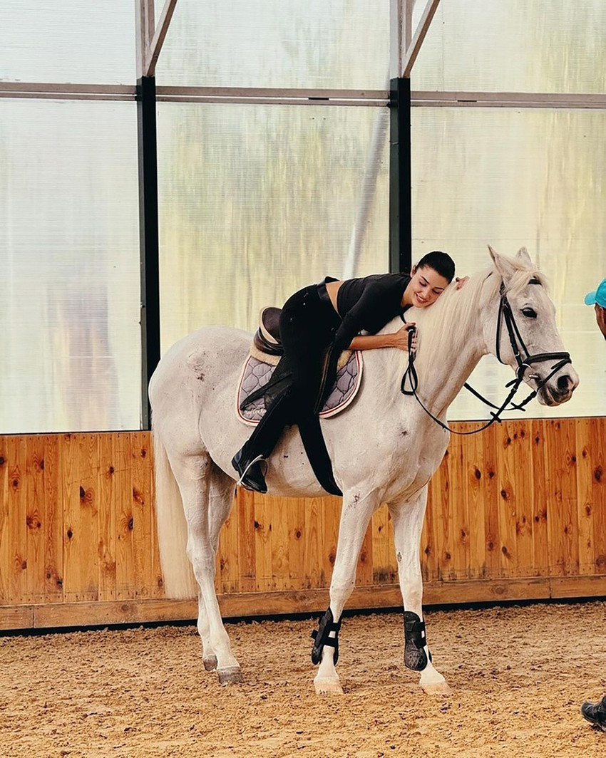 Hande Erçel at sırtında fotoğrafıyla beğeni topladı - Resim : 2