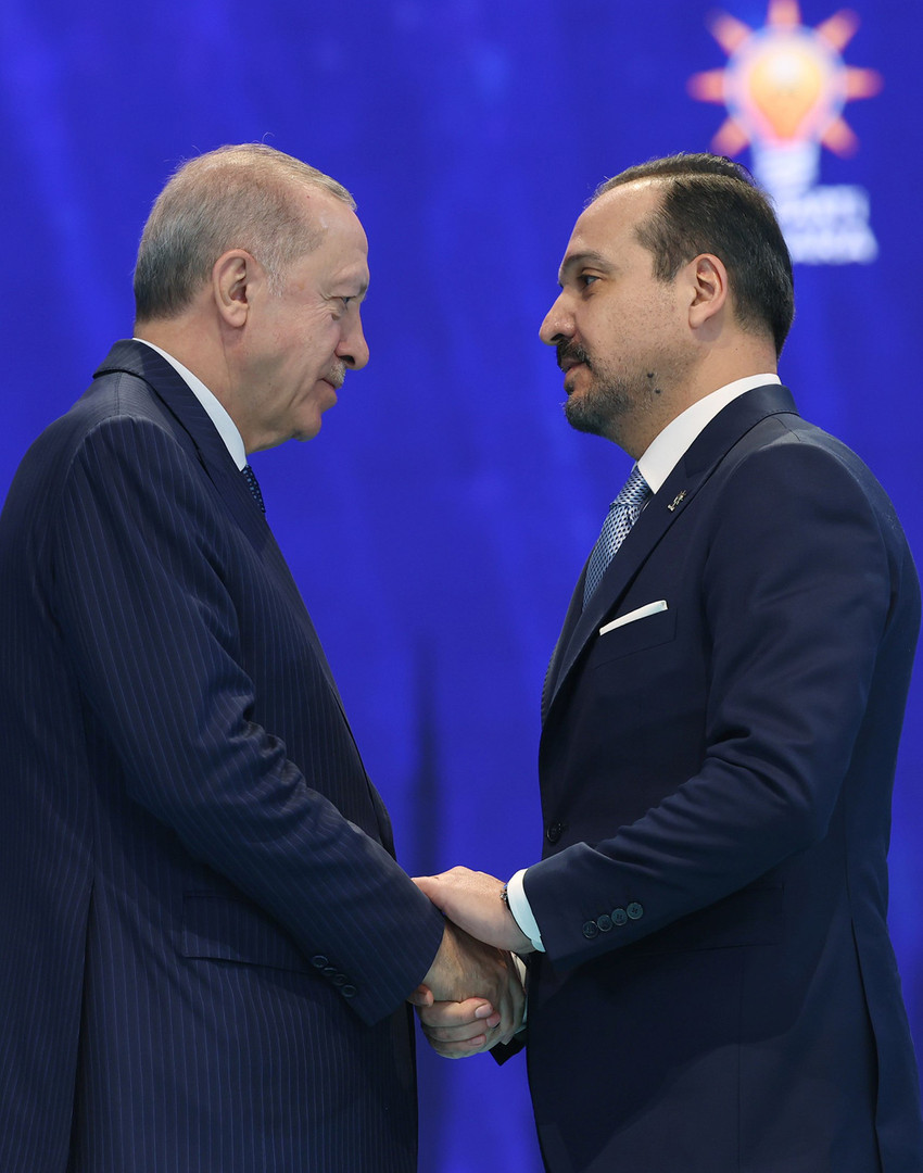 İYİ Parti'den istifa eden Kürşad Zorlu, AK Parti'ye katıldı. Zorlu'ya rozetini, Cumhurbaşkanı Erdoğan taktı.