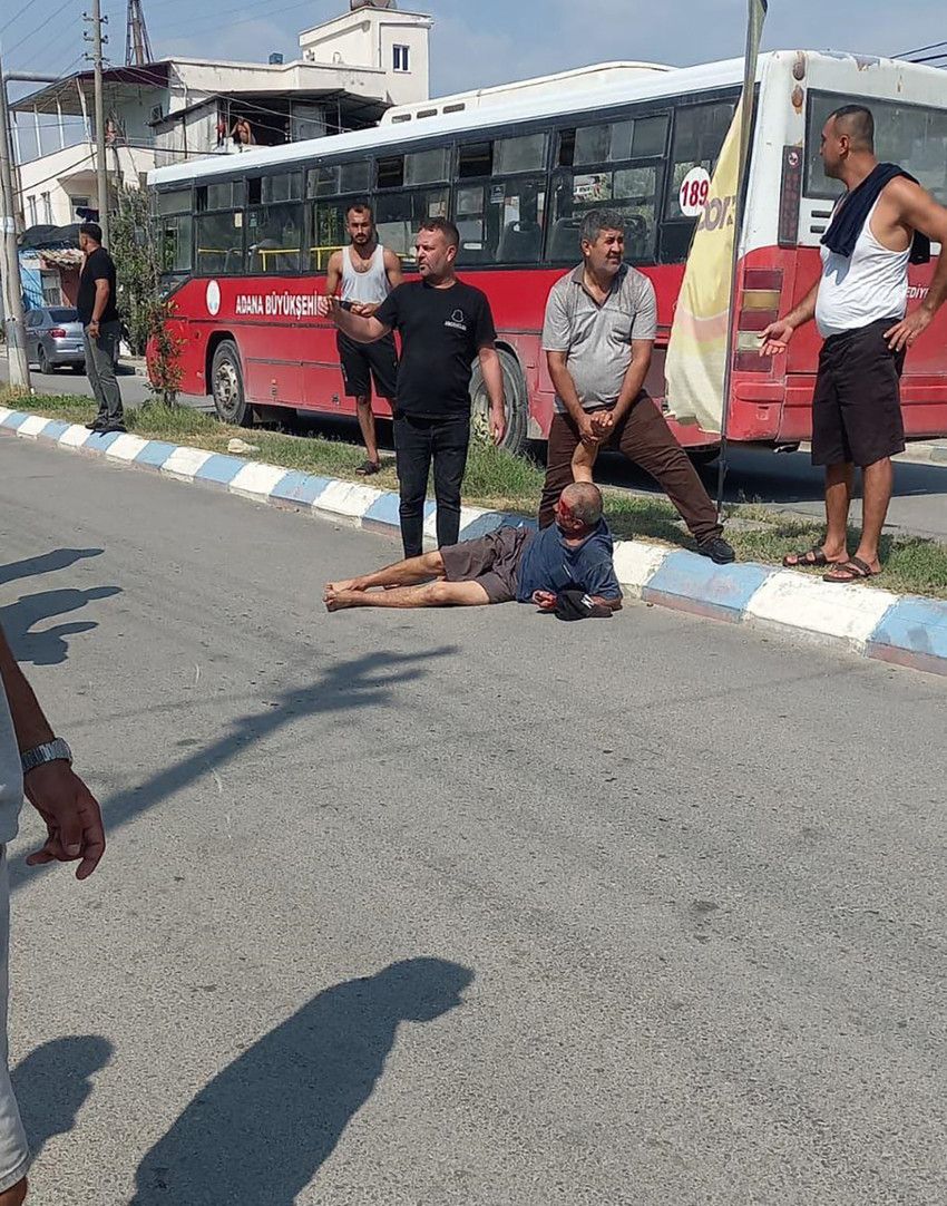 Adana'nın Yumurtalık ilçesinde bir kişi, evi terk eden eşini parke taşı ile vurarak öldürdü.