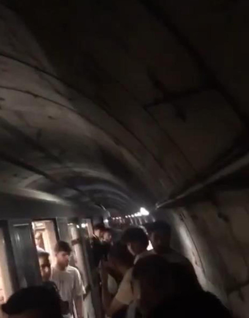 İstanbul'da M3 Bakırköy-Kayaşehir metro hattında yaşanan arıza nedeniyle seferler aksadı. 