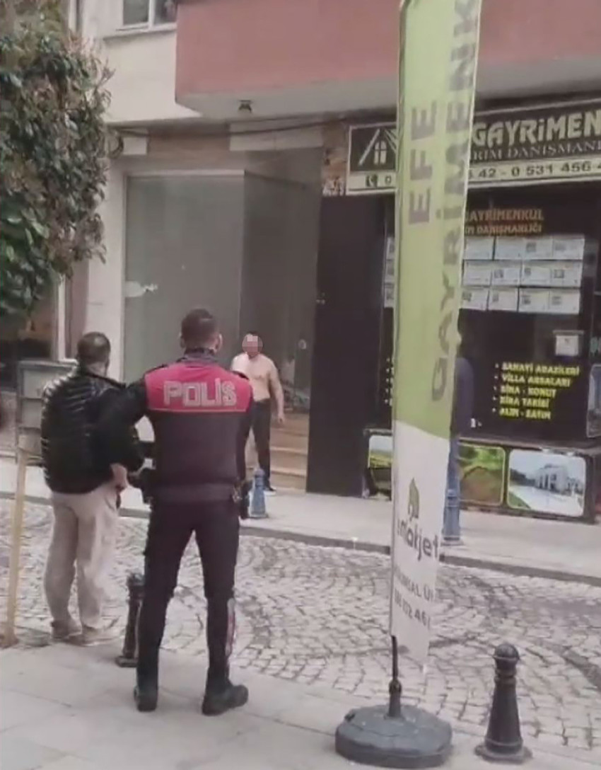 İstanbul Silivri'de bir kişi elinde kesici aletle sokağa çıkarak kendine zarar vermeye çalıştı. Şahıs, polis ekipleri tarafından yakalandı. 