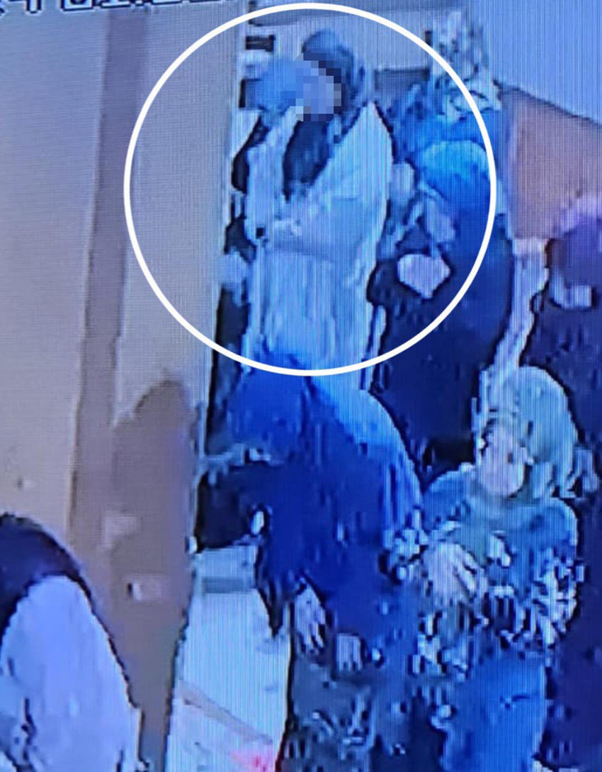 Samsun'da imamın çöpe attığı eski cübbeyi giyip başörtü de takarak camide kadınları arasına girerek namaz kılıp tacizde bulunduğu iddia edilen zanlı kameralara yakalandı.