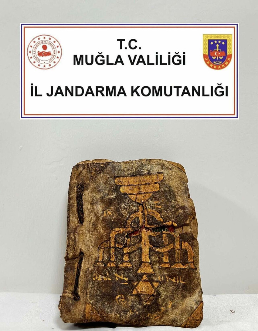 Muğla'nın Menteşe il&ccedil;esinde jandarma ekiplerinin d&uuml;zenlediği operasyonda, 15&rsquo;inci y&uuml;zyıla ait olduğu değerlendirilen yaldızlı deri kaplı Tevrat ele ge&ccedil;irildi.