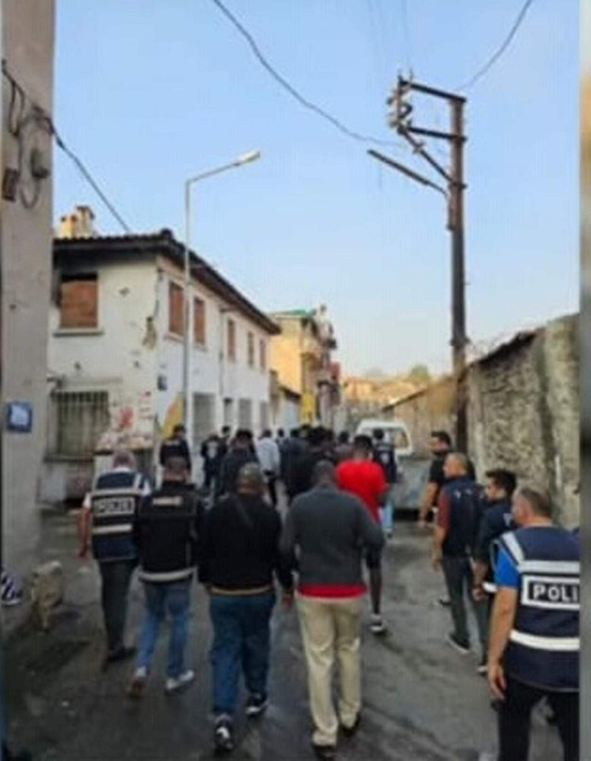 İzmir'de düzenlenen 'Kalkan' operasyonunda 309 kaçak göçmen yakalandı. İçişleri Bakanı Yerlikaya, “Düzensiz göçmen ve göçmen kaçakçılığı organizatörlerinin her an enselerindeyiz. Onlara göz açtırmayacağız" dedi.