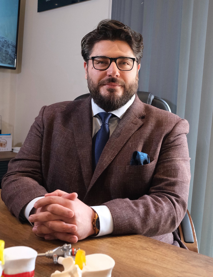 T&uuml;rkiye&rsquo;de her 3 kişiden biri bel ağrısı yaşıyor. Ağırlıklı olarak &uuml;retken yaş grubunu etkileyen omurga hastalıklarında, kişiye &ouml;zel planlanan tam kapalı(endoskopik) cerrahi yaklaşımlar &ouml;ne &ccedil;ıkıyor.