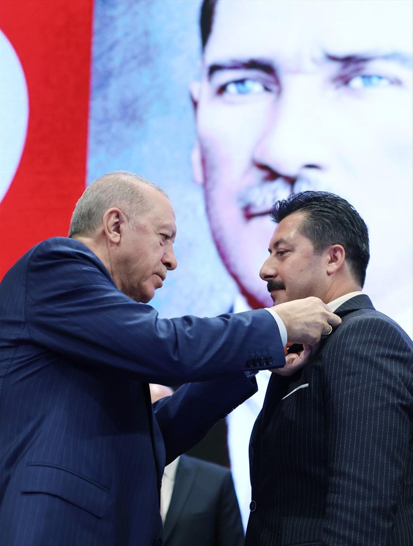 İYİ Parti'den istifa eden Bursa’nın Yenişehir Belediye Başkanı Ercan Özel ve Karacabey Belediye Başkanı Fatih Karabatı, AK Parti'ye geçti. İki belediye başkanına rozetlerini Cumhurbaşkanı Erdoğan taktı. 