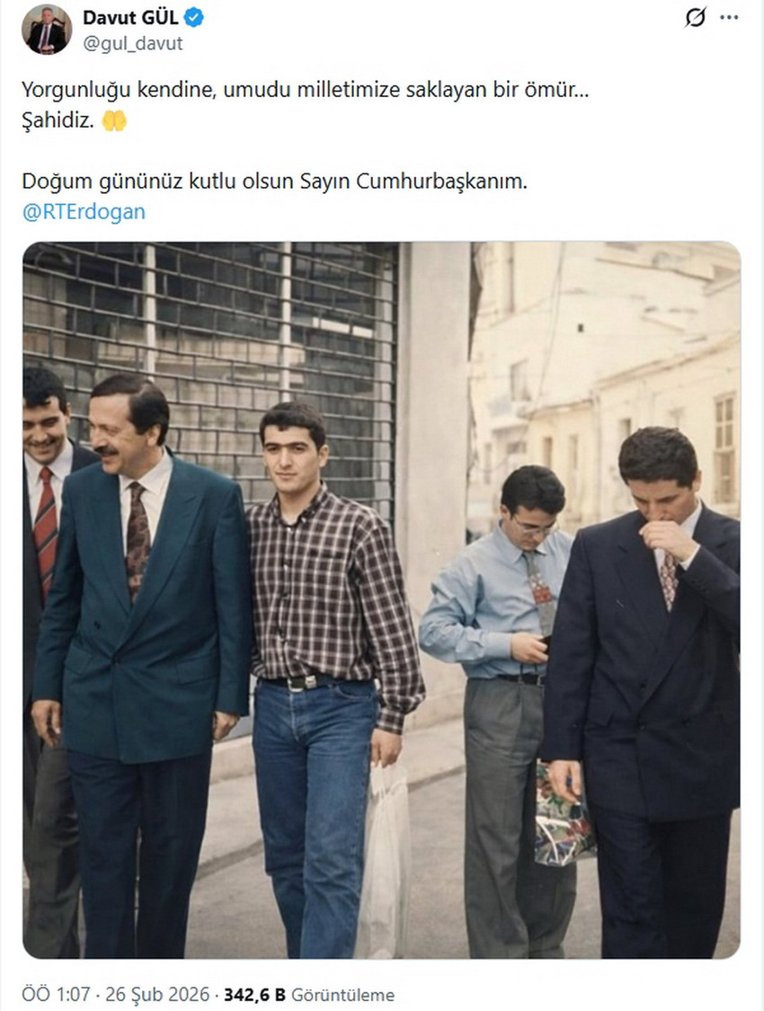 İstanbul Valisi Davut G&uuml;l, Cumhurbaşkanı Erdoğan'ın yeni yaşını sosyal medyada "yorgunluğu kendine, umudu milletimize saklayan bir &ouml;m&uuml;r" diyerek arşivden kalma bir fotoğrafla kutladı.