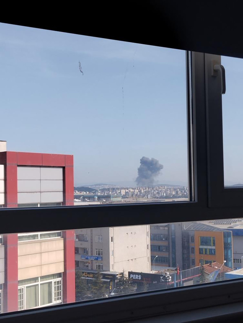 İstanbul Tuzla'da bir fabrikada yangın çıktı. Fabrikadan dumanlar yükselirken, olay yerine çok sayıda itfaiye ekibi sevk edildi.