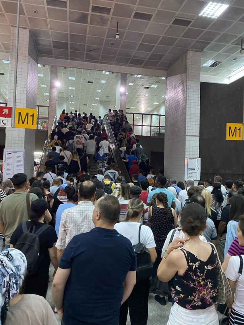 Ankara'da aşırı sıcaklar metro hattında arızaya neden oldu. Arıza nedeniyle 4.5 saat boyunca seferler yapılamadı.