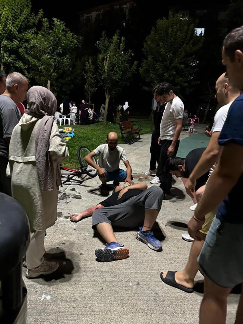 İstanbul Eyüpsultan'da 2 genç parkta oturduğu sırada silahlı saldırıya uğradı. Yaralanan 2 kişi hastaneye kaldırılırken, saldırgan teslim oldu.