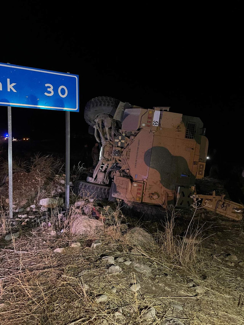 Şırnak'ta askeri aracın devrildiği kazada 4’ü ağır 6 asker yaralandı.