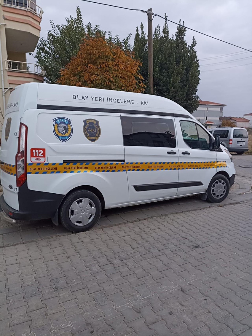 Tekirdağ'ın Muratlı il&ccedil;esinde cinnet getiren 17 yaşındaki bir gen&ccedil; annesini &ouml;ld&uuml;r&uuml;p, aynı aileden 4 kişiyi de bı&ccedil;akla yaraladı.