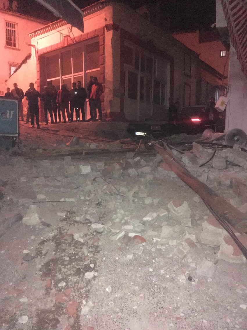 İzmir'de 4.9 büyüklüğünde deprem - Resim : 2