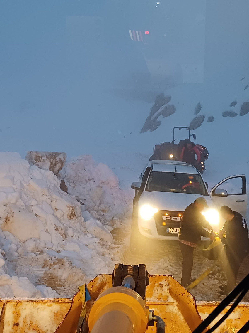 Antalya'da kalınlığı 1.5 metreye ulaşan kar nedeniyle yaylada mahsur kalan 4 kişi kurtarıldı.