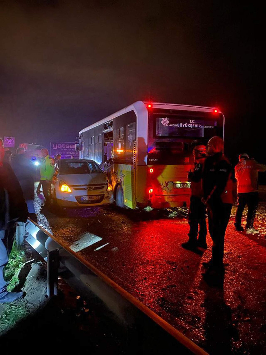 Aydın'ın Efeler ilçesinde, 6 aracın karıştığı kazada 10 kişi yaralandı, 1 kişi yaşamını yitirdi.