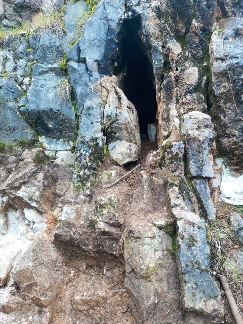 Bartın'da define arayan 2 kişi, mağarada kaçak kazı yaparken suçüstü yakalandı. 
