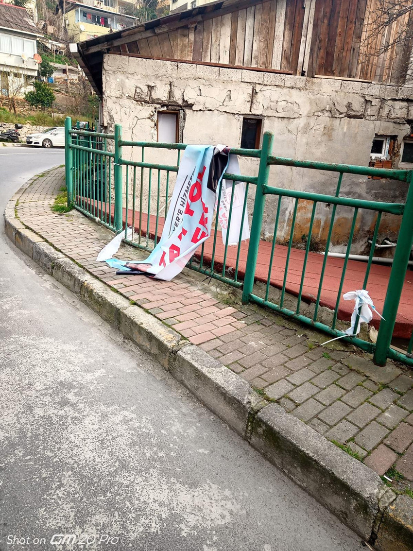 Sarıyer’in neredeyse her bölgesinde İstanbul Büyükşehir Belediye Başkanı Ekrem İmamoğlu ve CHP Sarıyer Belediye Başkan Adayı Mustafa Oktay Aksu’nun pankartlarına kimliği belirsiz kişi ya da kişiler tarafından her gün zarar veriliyor. 