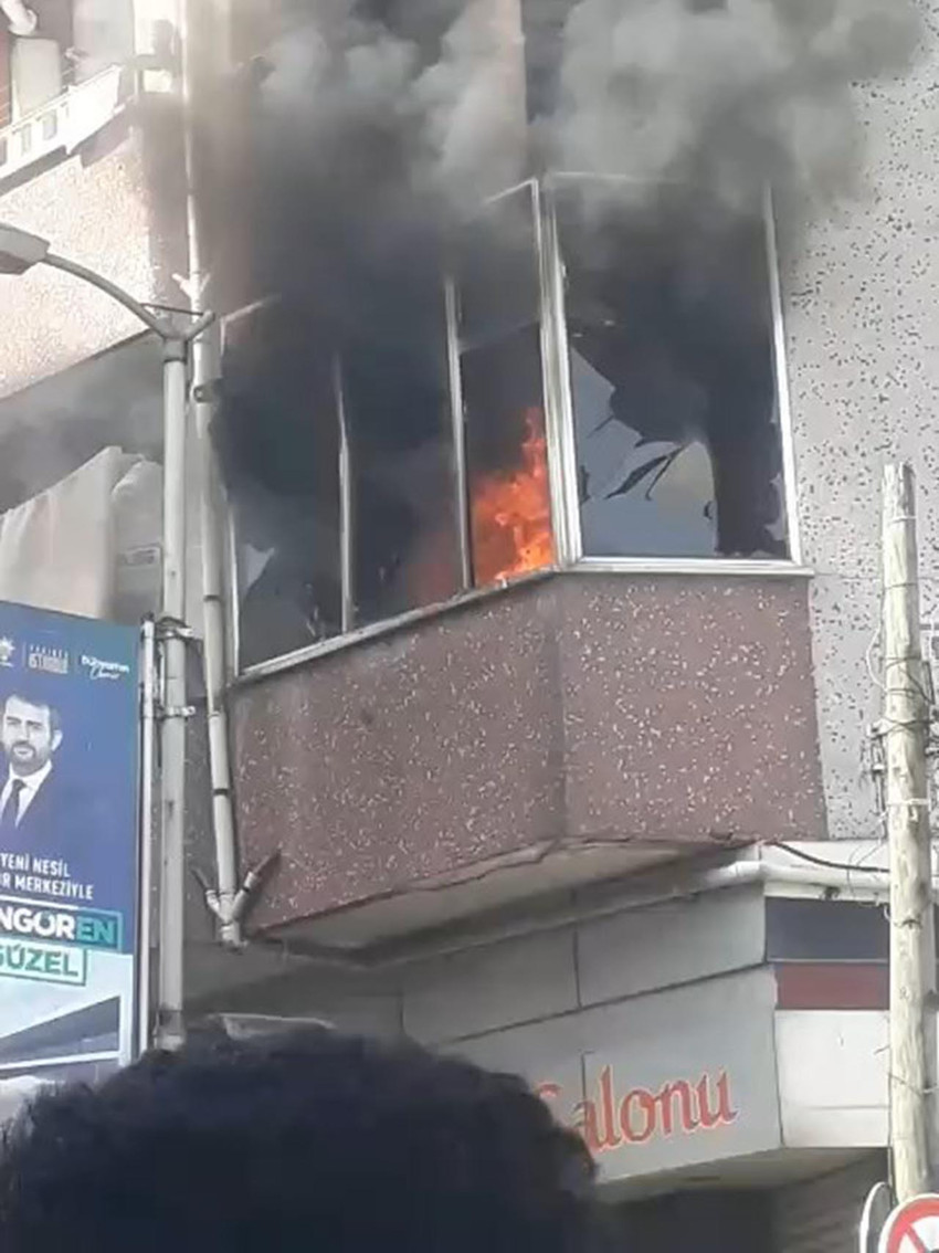 İstanbul'un Güngören ilçesinde 5 katlı binanın birinci katında kombi patlaması sonucu yangın çıktı.