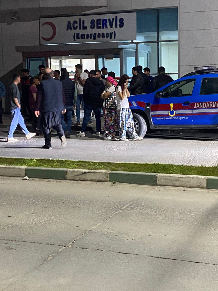 Türkiye bugün yerel seçimler için sandık başına giderken, Bursa'da akrabasını desteklemediği gerekçesiyle saldırıya uğrayan bir kişi hayatını kaybetti. Saldırıda biri çocuk 2 kişi de yaralandı: