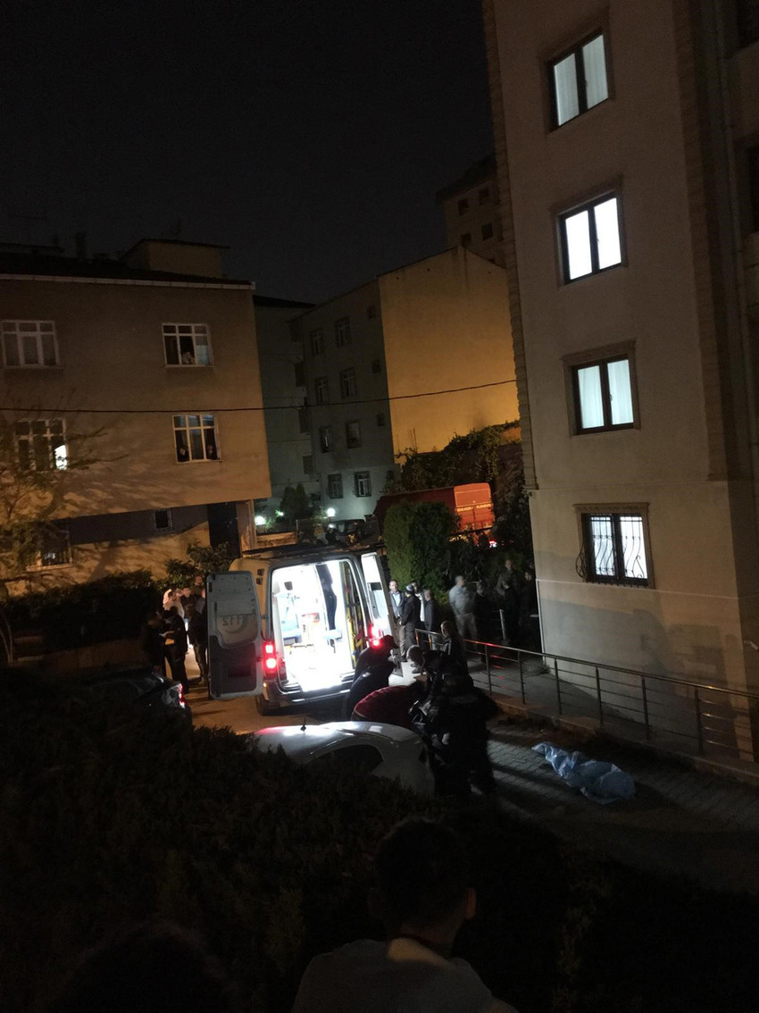 İstanbul Pendik'te 22 yaşındaki bir genç 10 katlı bir apartmanın 9. katından atlayarak intihar etti. Gencin intiharının nedeninin bir dönem peş peşe çocuk intiharlarına yol açan Mavi Balina adlı oyun olduğu öne sürüldü.