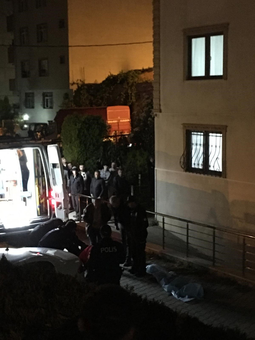 İstanbul Pendik'te 22 yaşındaki bir genç 10 katlı bir apartmanın 9. katından atlayarak intihar etti. Gencin intiharının nedeninin bir dönem peş peşe çocuk intiharlarına yol açan Mavi Balina adlı oyun olduğu öne sürüldü.
