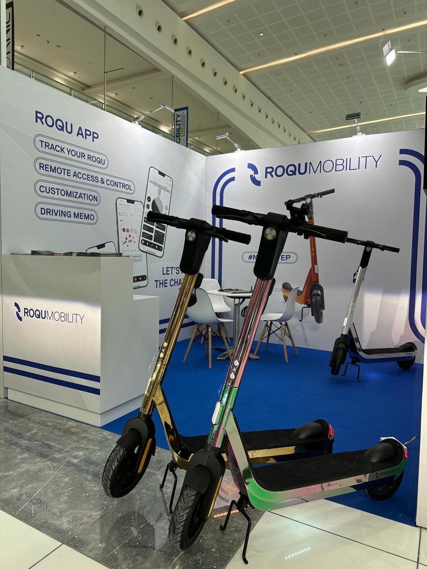 Türkiye’nin ilk yerli mikromobilite markası ROQU, Abu Dhabi’de heyecan uyandırdı. Mobility Live ME Abu Dhabi Fuarına özel hazırlanan altın, gümüş ve spektrum renk gövdeli scooter modelleri ile dikkat çekti.