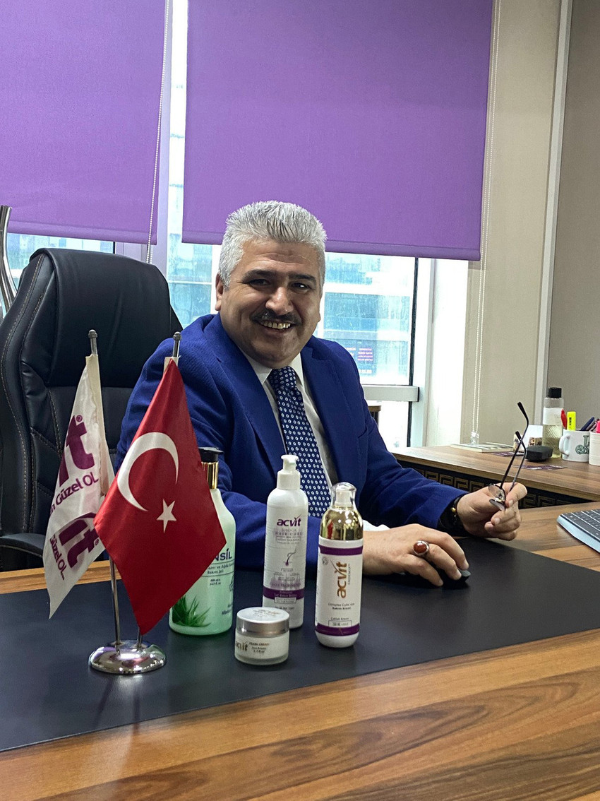 Acvit Kozmetik (CEO) İsmail Çetin, “Sağlığınızla oynatmayın” diyerek gerçek kozmetikle sahte kozmetiği ayırt etme noktasında halkımızı aydınlattı.