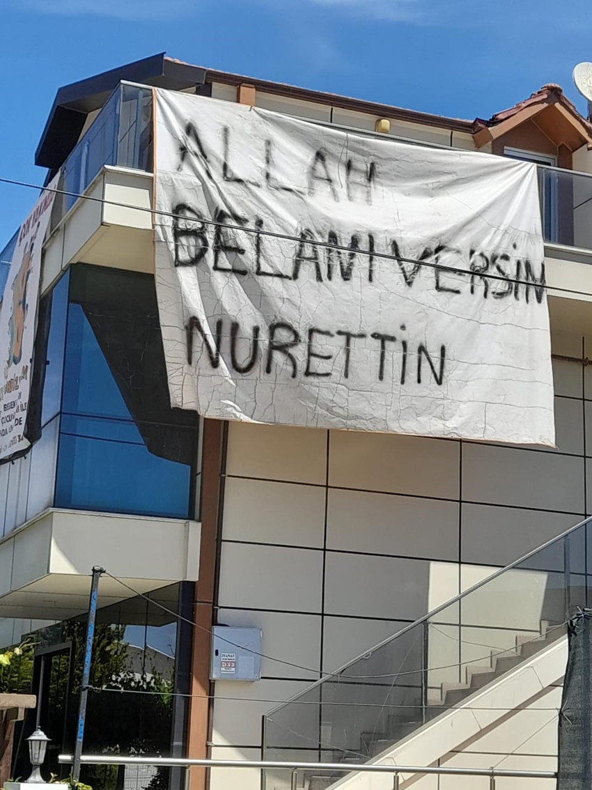 Kocaeli'nin Başiskele ilçesinde bir binaya asılan ''Allah belanı versin Nurettin'' yazılı pankart görenleri şaşkına çevirdi.