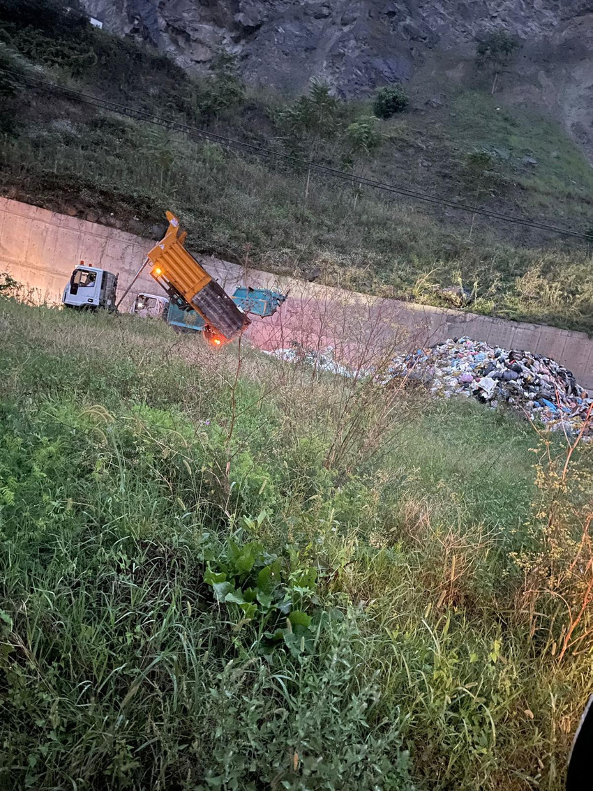 Çevre, Şehircilik ve İklim Değişikliği Bakanlığı ekipleri, Trabzon'un Ortahisar Belediyesi'ne toplanan 150 ton çöpü yol kenarına döktüğü gerekçesiyle 2 milyon 598 bin TL ceza uyguladı.