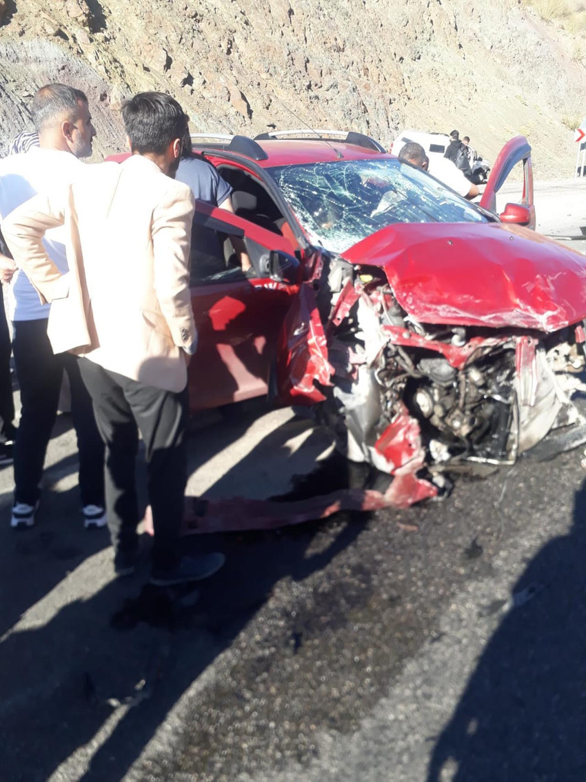 Hakkari'de valinin konvoyunda kaza: 2 kişi yaralandı - Resim : 1