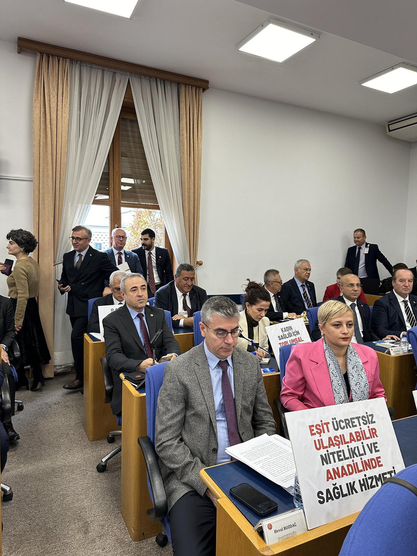 Sağlık Bakanlığı'nın bütçe görüşmeleri gergin başladı. CHP'li vekiller, Sağlık Bakanı Kemal Memişoğlu'nu istifaya çağırdı. Memişoğlu ise tepkilere gülerek karşılık verirken,  vekiller Memişoğlu'nun konuşmasını dinlemeyerek komisyonu terk etti.