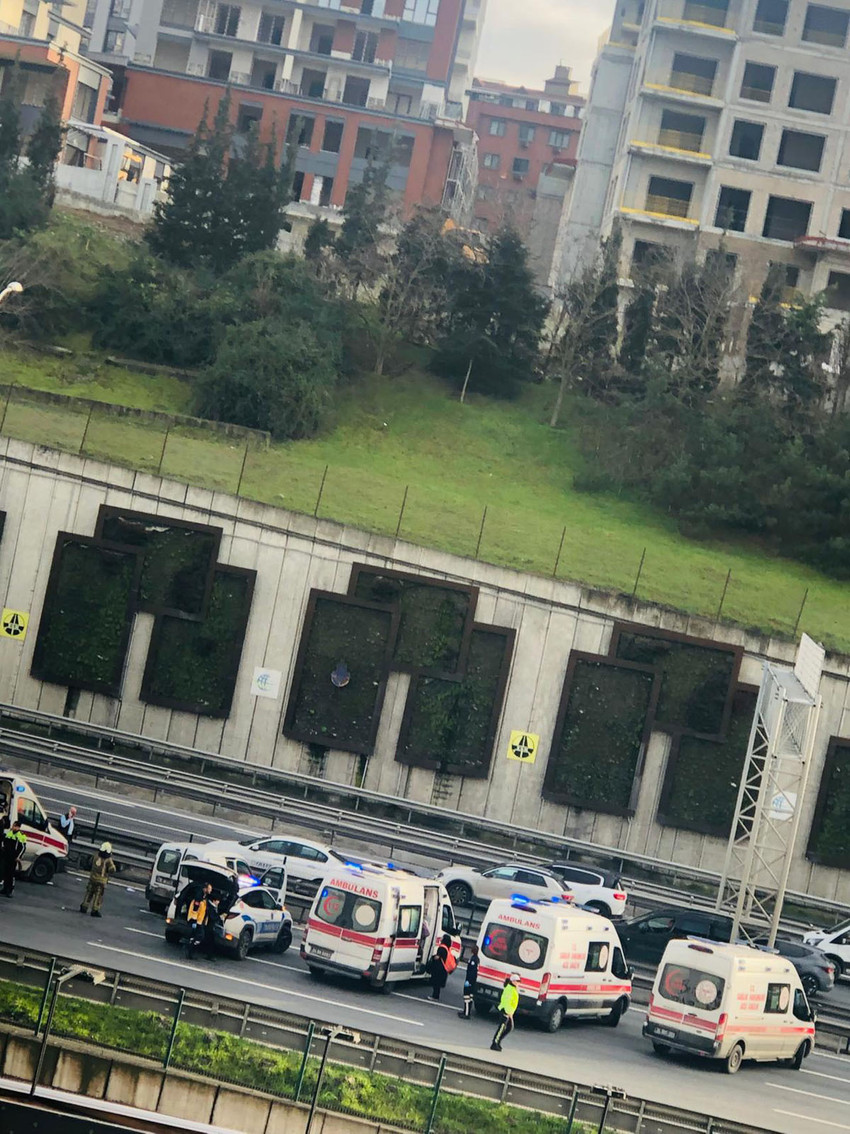 İstanbul'da TEM Otoyolu Seyrantepe mevkiinde servis aracı devrildi. Kazada yaralıların olduğu öğrenildi. Olay yerine polis ve sağlık ekibi sevk edildi.