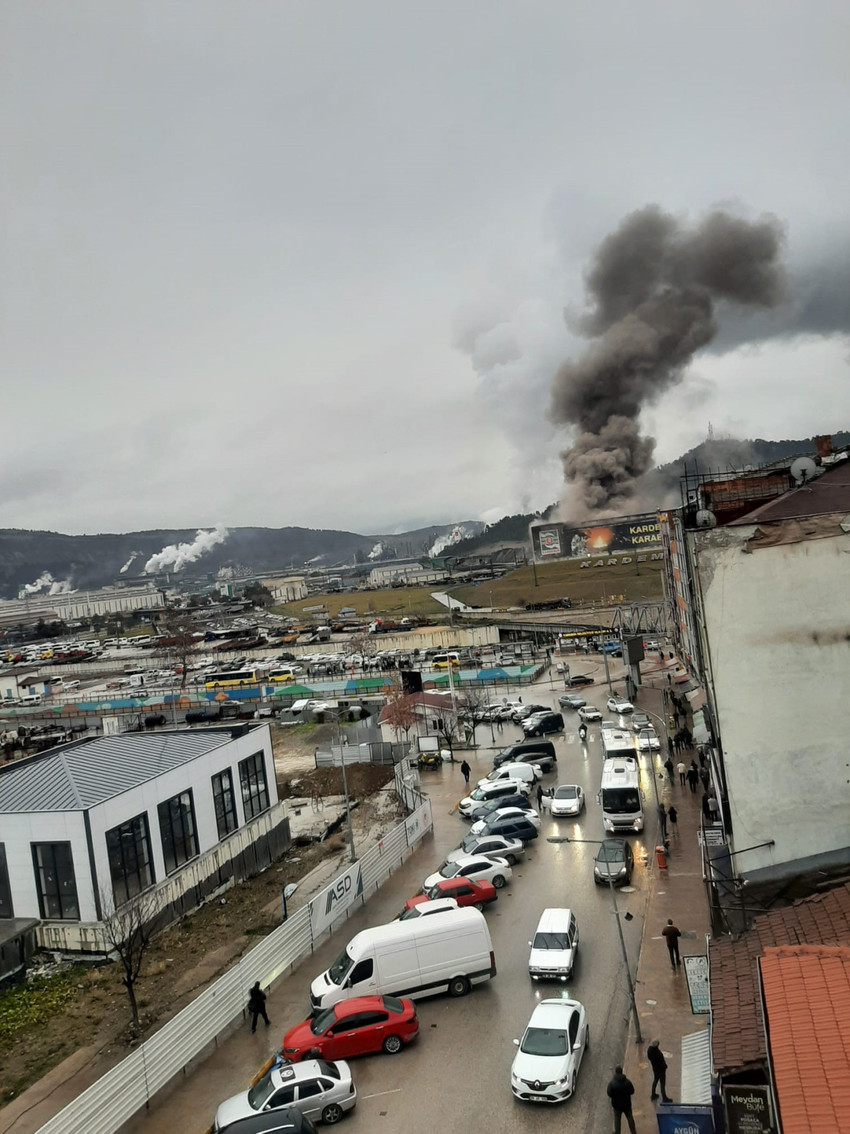 Karabük Demir ve Çelik Fabrikaları AŞ’de (KARDEMİR) meydana gelen curuf patlaması paniğe neden oldu.