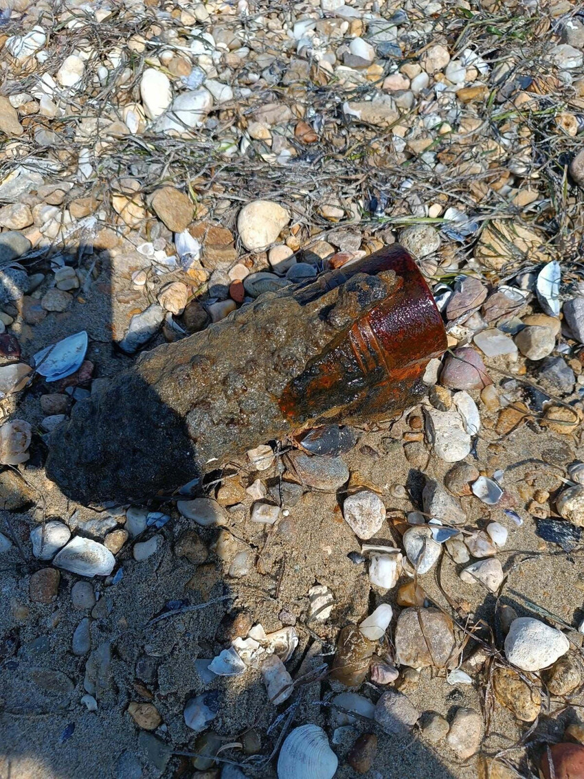 Çanakkale'de, sahilde patlamamış top mermisi bulundu. Mermi, polis ekipleri tarafından inceleme altına alındı.