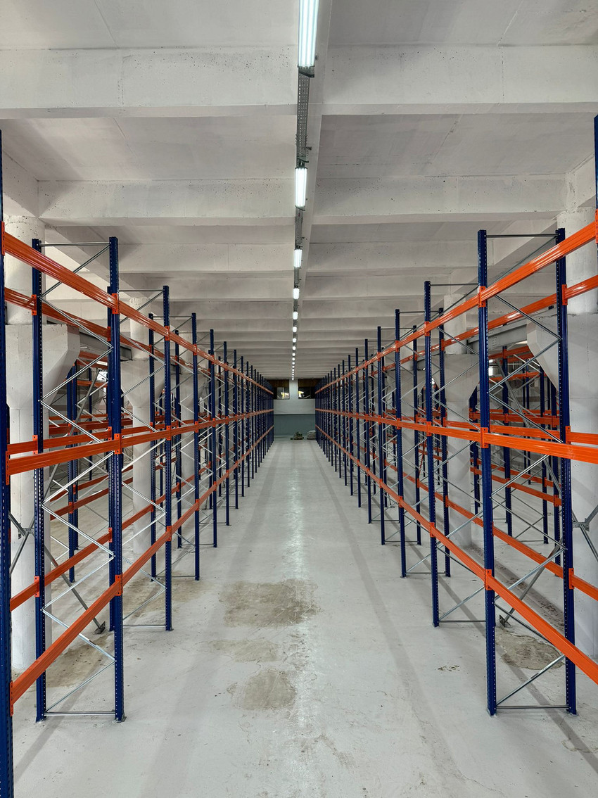 Depolama alanlarını düzenlemek, ürünleri güvenle istiflemek ve alan verimliliğini artırmak isteyen işletmeler için doğru raf sistemi seçimi büyük önem taşır.