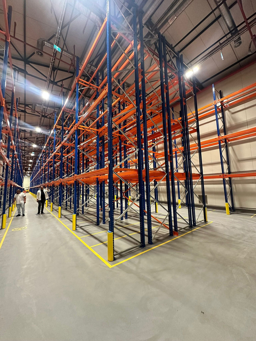 Depolama alanlarını düzenlemek, ürünleri güvenle istiflemek ve alan verimliliğini artırmak isteyen işletmeler için doğru raf sistemi seçimi büyük önem taşır.