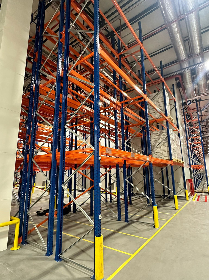 Depolama alanlarını düzenlemek, ürünleri güvenle istiflemek ve alan verimliliğini artırmak isteyen işletmeler için doğru raf sistemi seçimi büyük önem taşır.