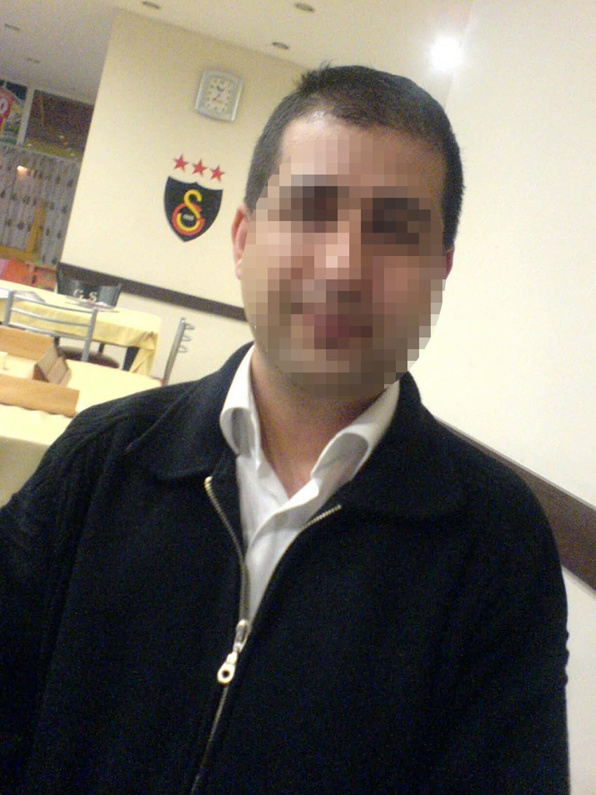 İzmir'in Kiraz ilçesinde park halindeki TIR'dan düşen saman balyalarının altında kalan 53 yaşındaki Abdurrahman A., hayatını kaybetti. O anlar bir iş yerinin güvenlik kamerasına yansıdı.