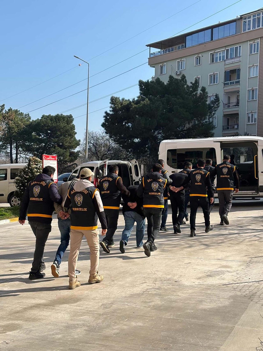 Manisa'nın Saruhanlı il&ccedil;esinde bir &uuml;z&uuml;m işletmesine girerek &ccedil;elik kasaları demir kesme makinesiyle boşaltan maskeli &ccedil;ete, polisin eş zamanlı operasyonuyla &ccedil;&ouml;kertildi. Olayla ilgili g&ouml;zaltına alınan 8 ş&uuml;pheliden 7'si tutuklanırken, ş&uuml;phelilerin 4 farklı ilde toplam 5 kasa hırsızlığı yaptığı ortaya &ccedil;ıktı.