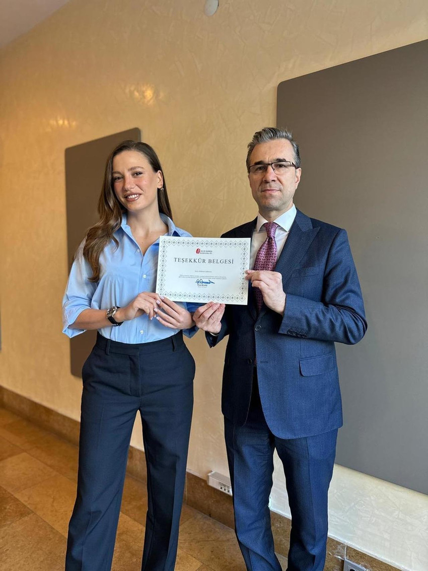 Vergi Haftası kapsamında oyuncu Serenay Sarıkaya'ya vergi &ouml;demelerini d&uuml;zenli yaptığı gerek&ccedil;esiyle teşekk&uuml;r belgesi verildi.