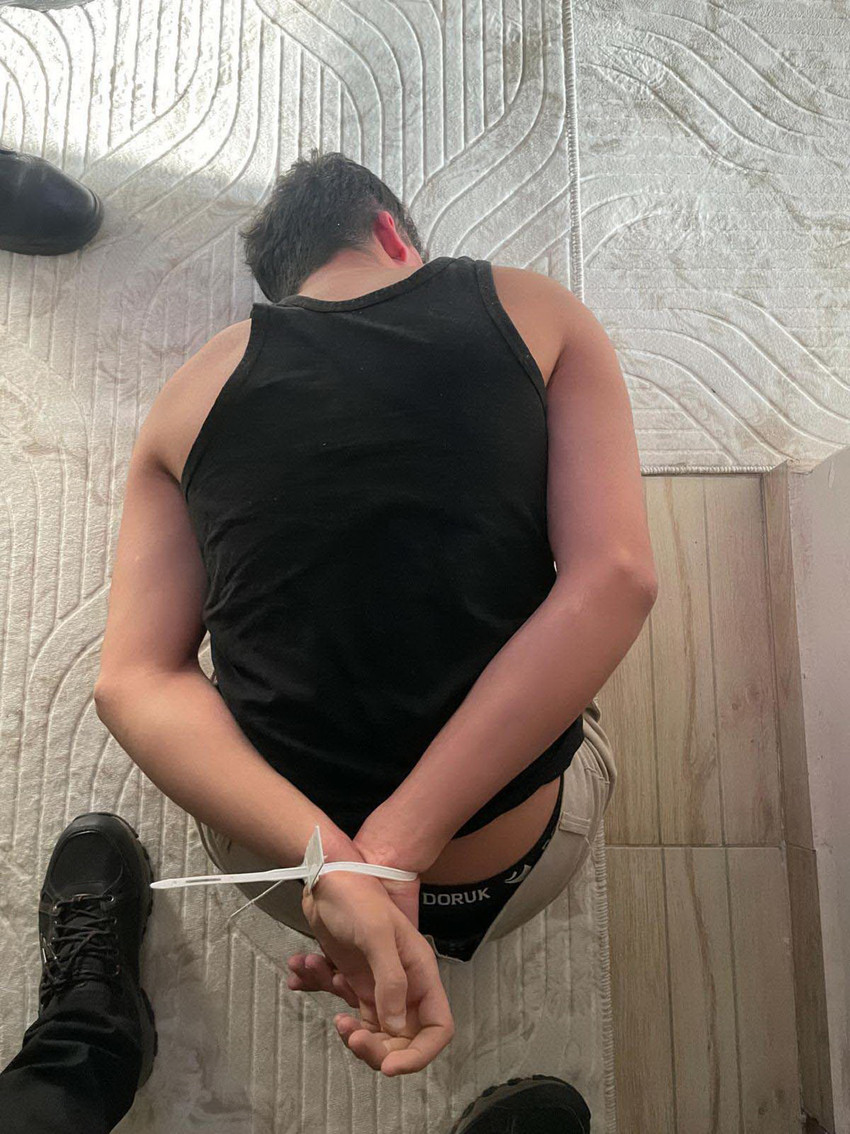 MİT koordinesinde Ankara merkezli 9 ilde d&uuml;zenlenen dev operasyonla, vatandaşların kişisel verilerini ve kamu bilişim sistemlerini hedef alan siber su&ccedil; &ccedil;etesi &ccedil;&ouml;kertildi. Verileri "bayilik sistemi" &uuml;zerinden pazarlayan ve ter&ouml;r &ouml;rg&uuml;tlerine servis eden şebekenin lideri Mardin&rsquo;de kod adıyla yakalandı.