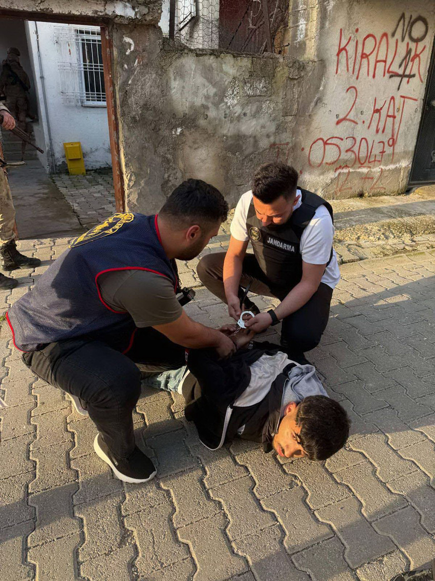 MİT koordinesinde Ankara merkezli 9 ilde d&uuml;zenlenen dev operasyonla, vatandaşların kişisel verilerini ve kamu bilişim sistemlerini hedef alan siber su&ccedil; &ccedil;etesi &ccedil;&ouml;kertildi. Verileri "bayilik sistemi" &uuml;zerinden pazarlayan ve ter&ouml;r &ouml;rg&uuml;tlerine servis eden şebekenin lideri Mardin&rsquo;de kod adıyla yakalandı.