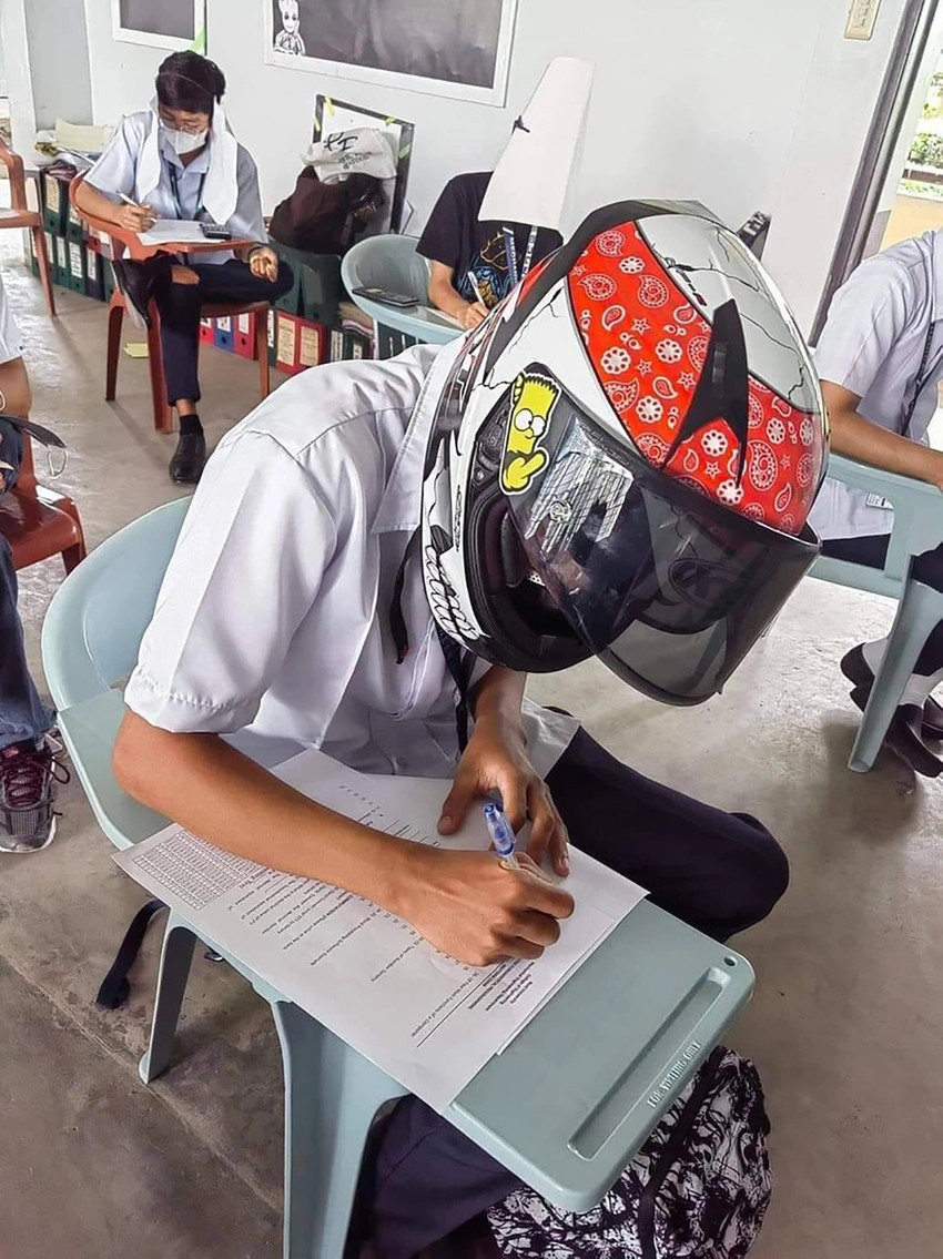 Öğrencilerin taktığı şapkalar sosyal medyada viral oldu - Resim : 1