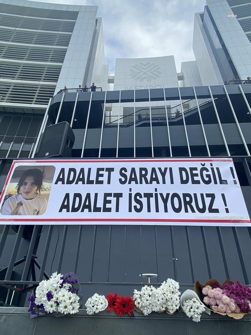 Sıra arkadaşlarından Aysenur için eylem: "Adalet sarayı değil, adalet istiyoruz!" - Resim : 1