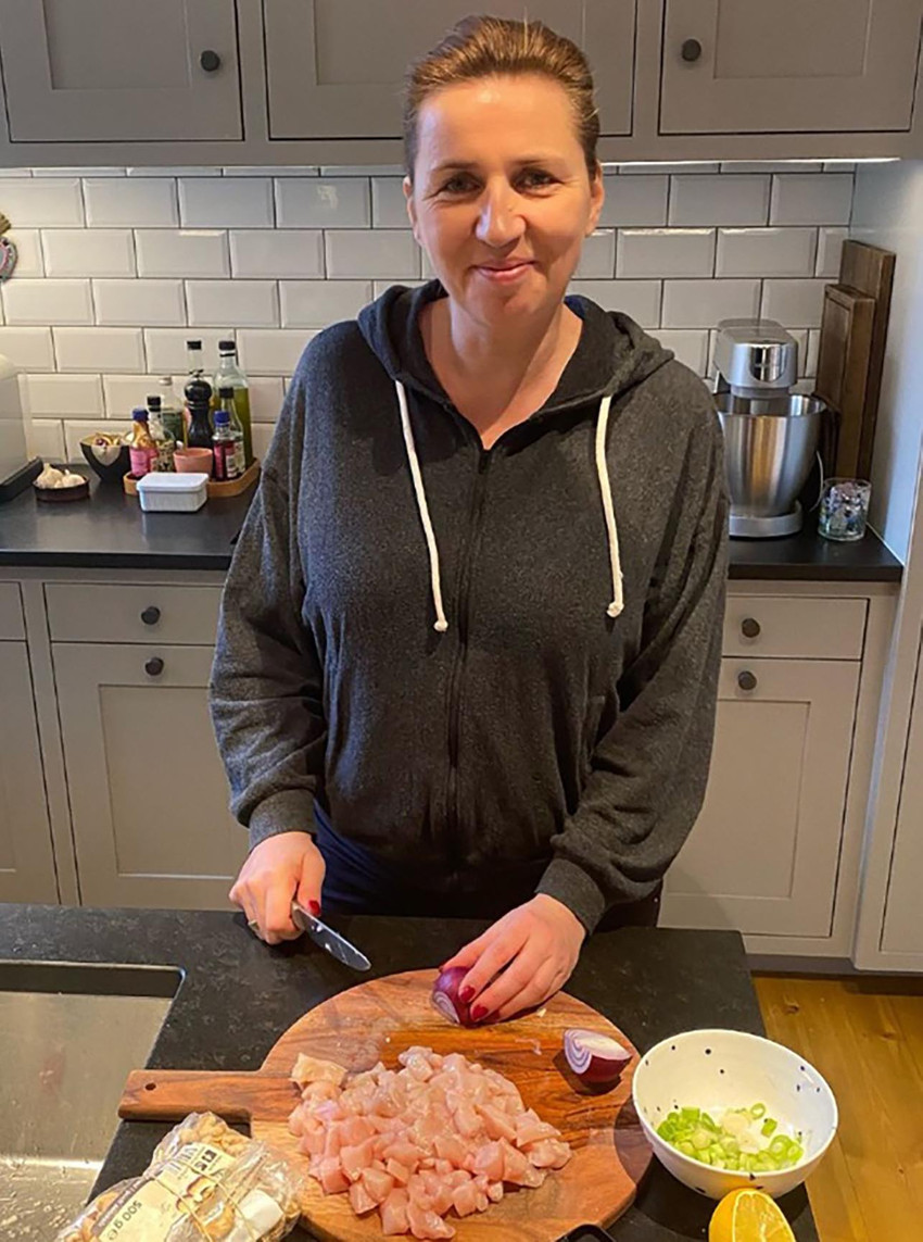 Danimarka Başbakanı Mette Frederiksen'in mutfağından paylaştığı fotoğraf sosyal medyayı karıştırdı. Tavuklarla birlikte soğanları aynı kesme tahtasında doğrayan Başbakan'a tepki yağdı. Başbakan tepkiler üzerine açıklama yapmak zorunda kaldı.