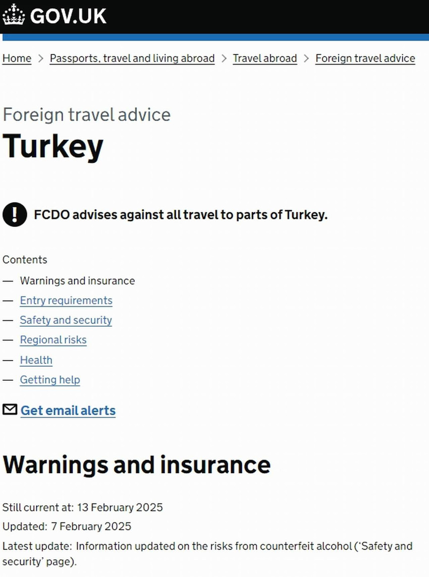 İngiltere, Türkiye'ye seyahat edecek olan vatandaşları için yaptığı uyarılara "kaçak ve sahte içki ölümlerini" de ekledi.